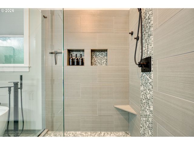 108 W 16TH St, La Center, WA 98629