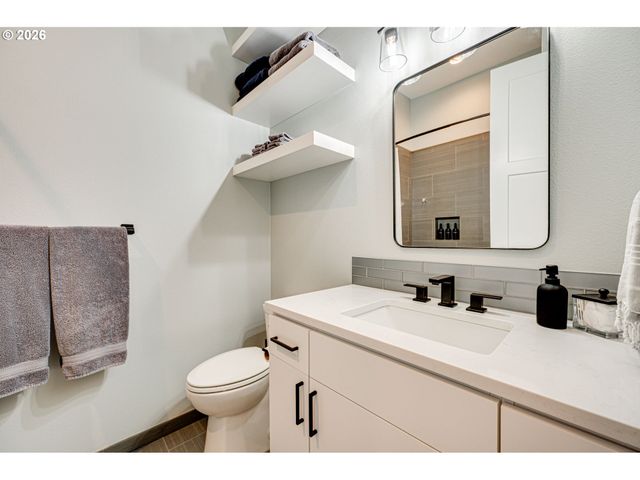 108 W 16TH St, La Center, WA 98629