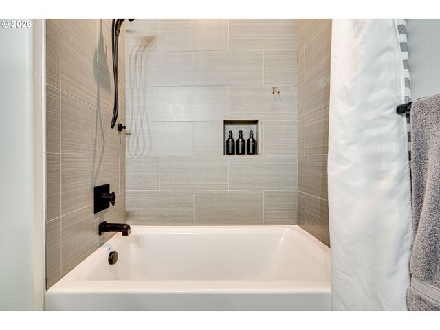 108 W 16TH St, La Center, WA 98629