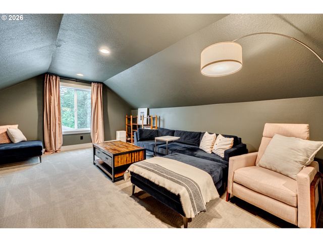 108 W 16TH St, La Center, WA 98629
