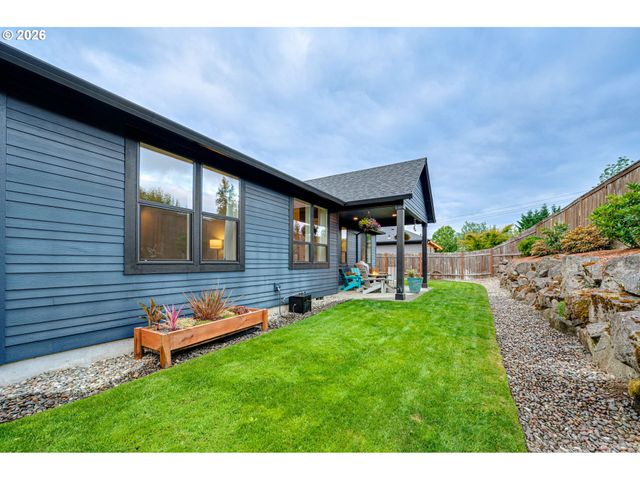 108 W 16TH St, La Center, WA 98629