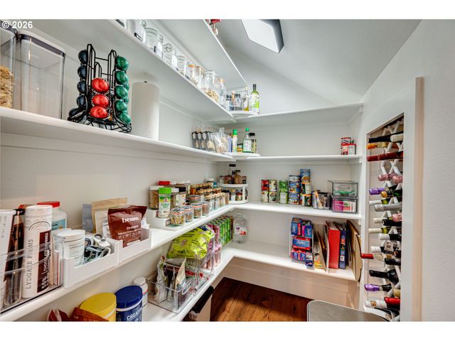 108 W 16TH St, La Center, WA 98629
