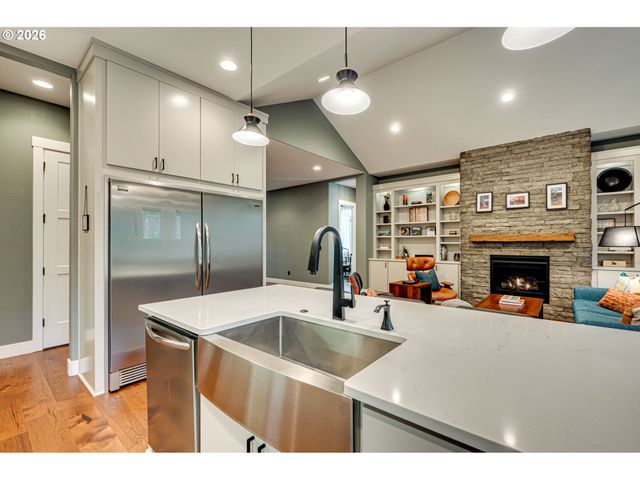 108 W 16TH St, La Center, WA 98629