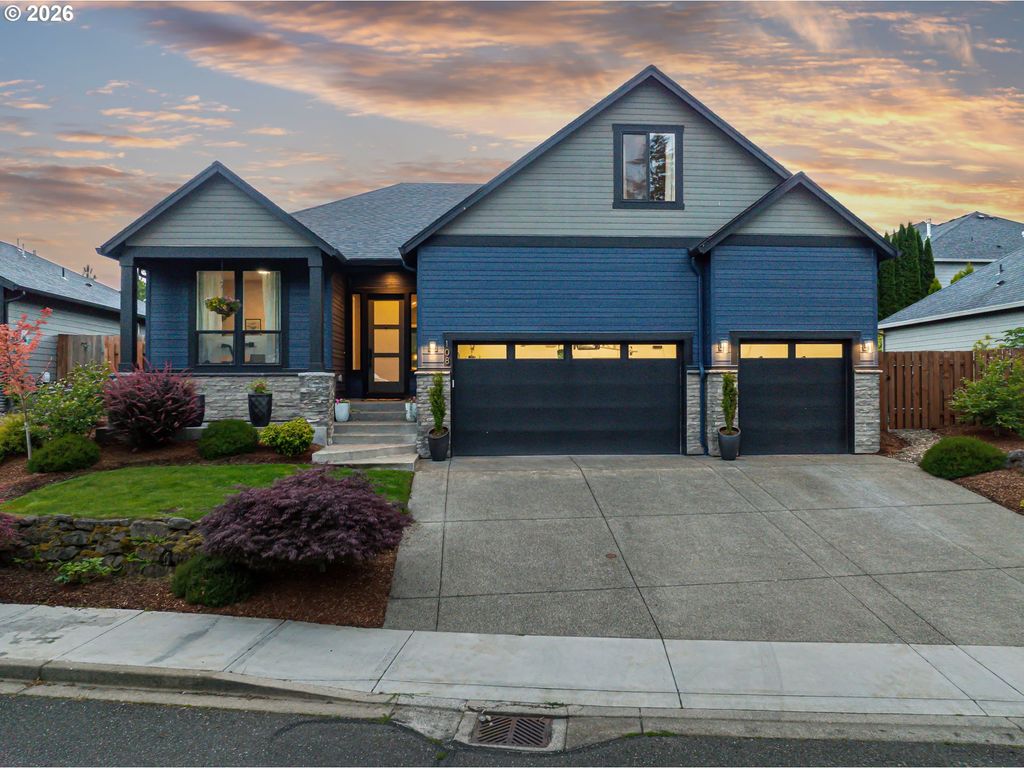 108 W 16TH St, La Center, WA 98629