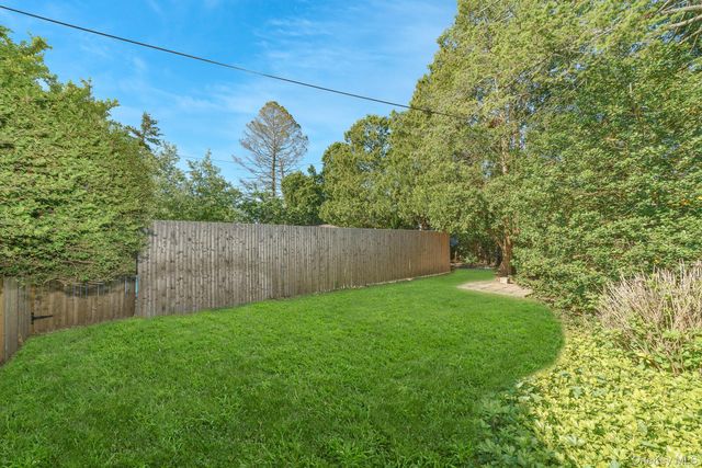 10 Rye Place, Commack, NY 11725