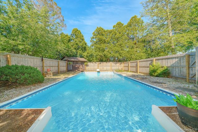 10 Rye Place, Commack, NY 11725