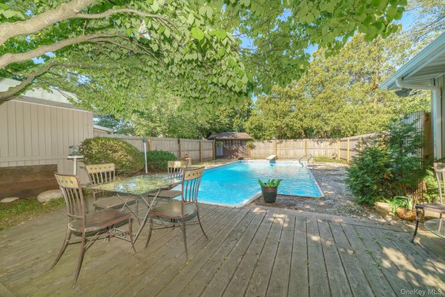 10 Rye Place, Commack, NY 11725