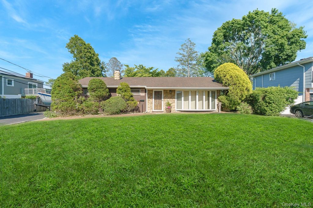 10 Rye Place, Commack, NY 11725