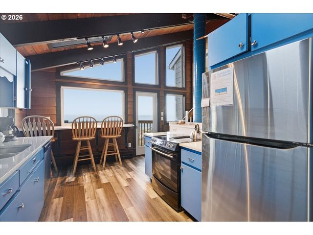 333 PACIFIC VIEW Dr, Rockaway Beach, OR 97136