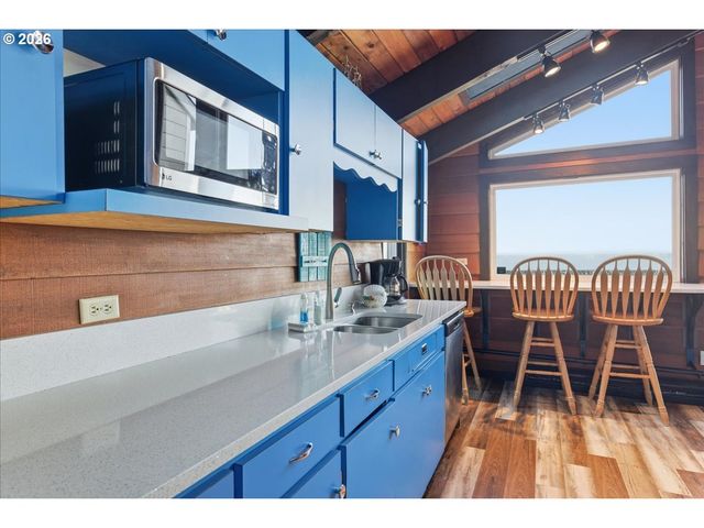 333 PACIFIC VIEW Dr, Rockaway Beach, OR 97136