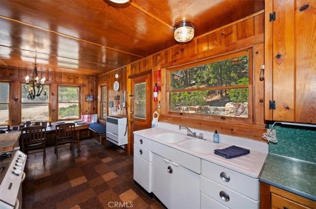 4 Lakeview Track, Fawnskin, CA 92333
