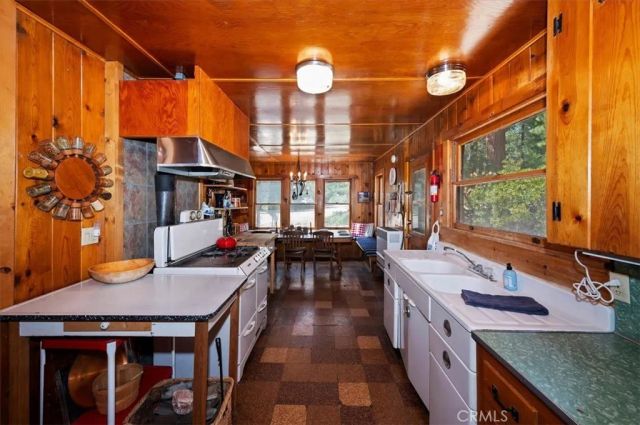4 Lakeview Track, Fawnskin, CA 92333