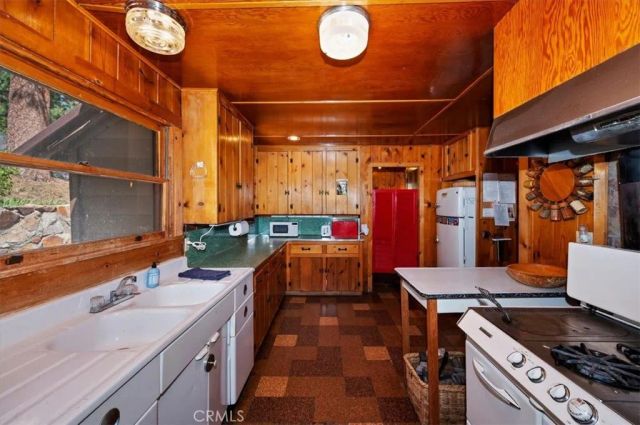 4 Lakeview Track, Fawnskin, CA 92333