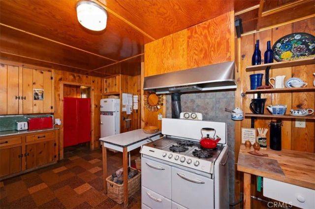 4 Lakeview Track, Fawnskin, CA 92333