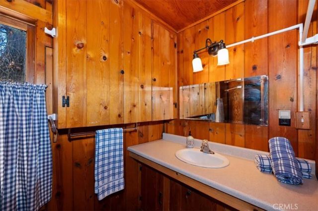 4 Lakeview Track, Fawnskin, CA 92333
