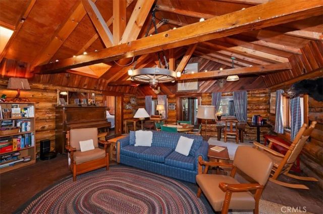 4 Lakeview Track, Fawnskin, CA 92333