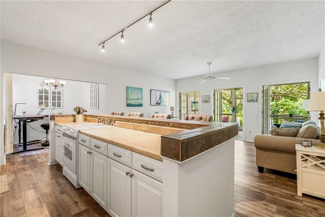 1215 Winding Oaks Circle E 403, Vero Beach, FL 32963