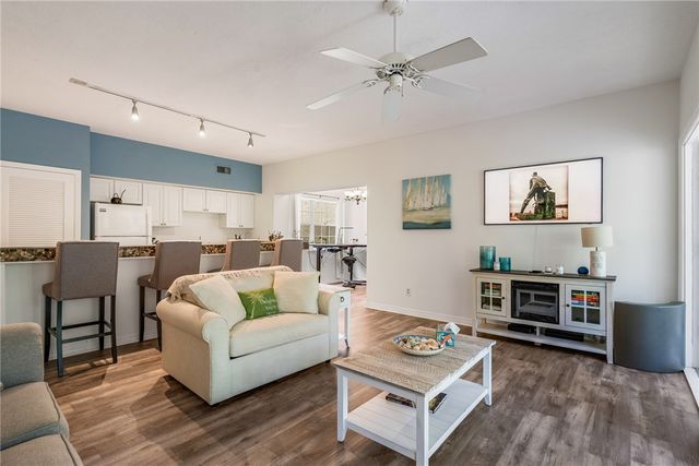 1215 Winding Oaks Circle E 403, Vero Beach, FL 32963