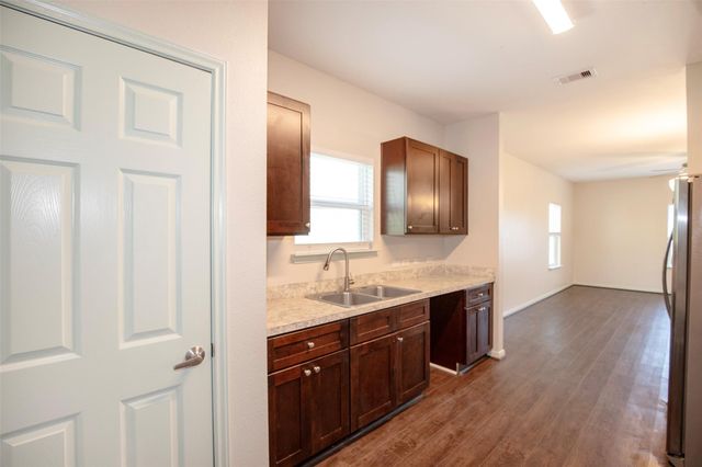 2016 Avenue H, Dickinson, TX 77539