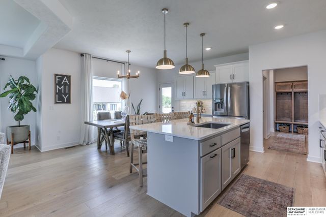 10256 Freeboard Drive, Papillion, NE 68046