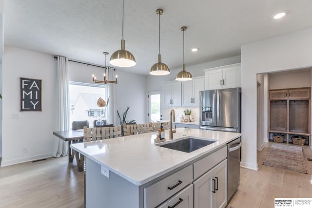 10256 Freeboard Drive, Papillion, NE 68046