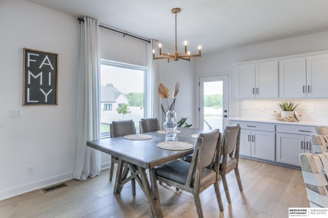 10256 Freeboard Drive, Papillion, NE 68046