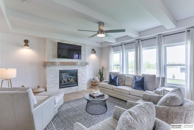 10256 Freeboard Drive, Papillion, NE 68046