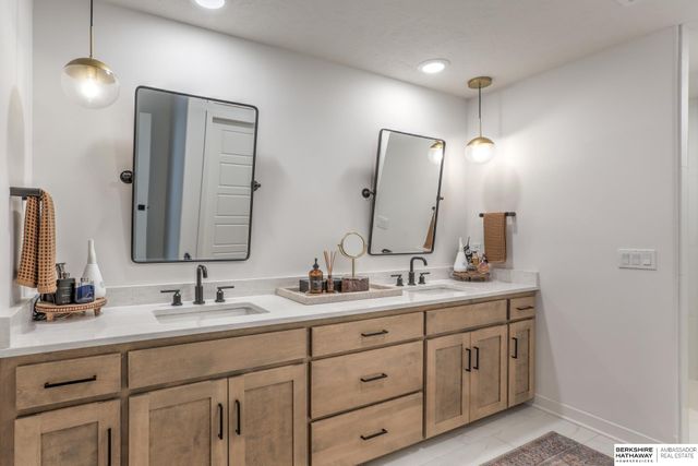 10256 Freeboard Drive, Papillion, NE 68046