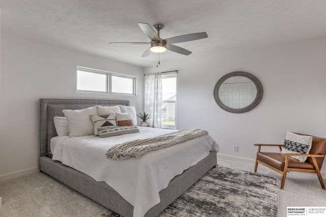 10256 Freeboard Drive, Papillion, NE 68046