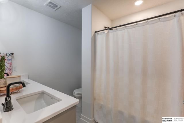 10256 Freeboard Drive, Papillion, NE 68046