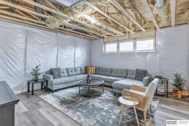 10256 Freeboard Drive, Papillion, NE 68046