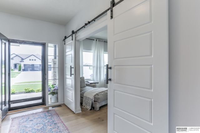 10256 Freeboard Drive, Papillion, NE 68046