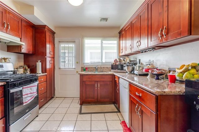 12806 Oxnard Street, North Hollywood, CA 91606