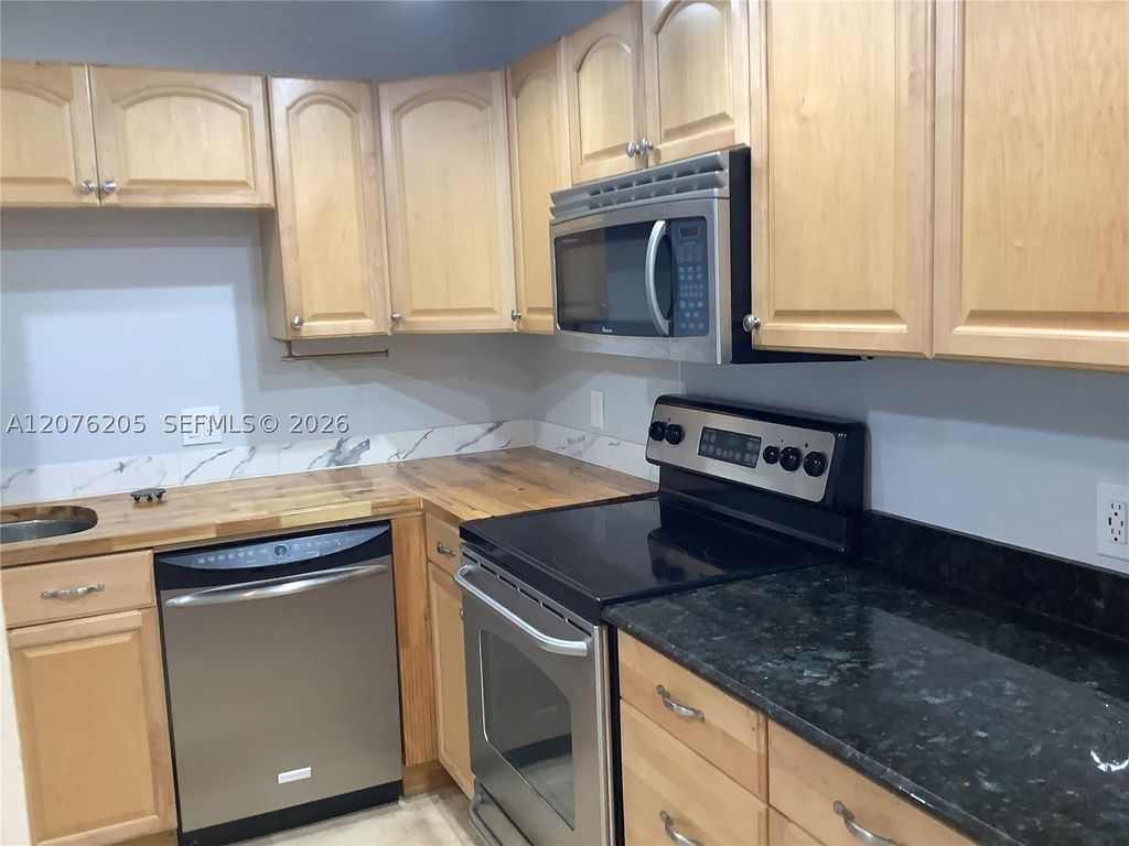 2801 NE 183rd St 111W, Aventura, FL 33160