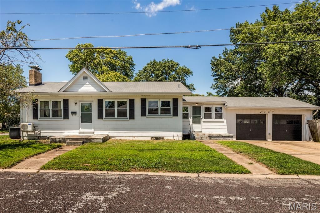 8231 Steffen Avenue, St Louis, MO 63123