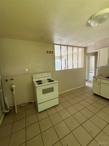 9819 Vickie Place, St Louis, MO 63136