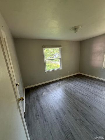 9819 Vickie Place, St Louis, MO 63136