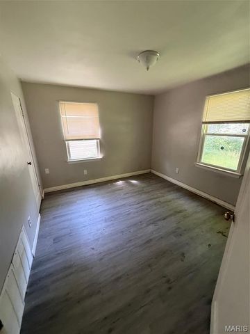9819 Vickie Place, St Louis, MO 63136
