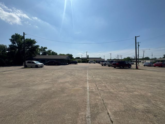 906 E Moore Avenue, Terrell, TX 75160