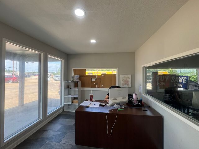 906 E Moore Avenue, Terrell, TX 75160