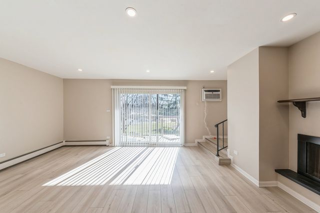 751 S Dwyer Avenue D, Arlington Heights, IL 60005