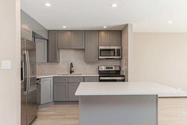 751 S Dwyer Avenue D, Arlington Heights, IL 60005