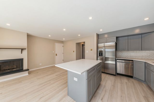 751 S Dwyer Avenue D, Arlington Heights, IL 60005