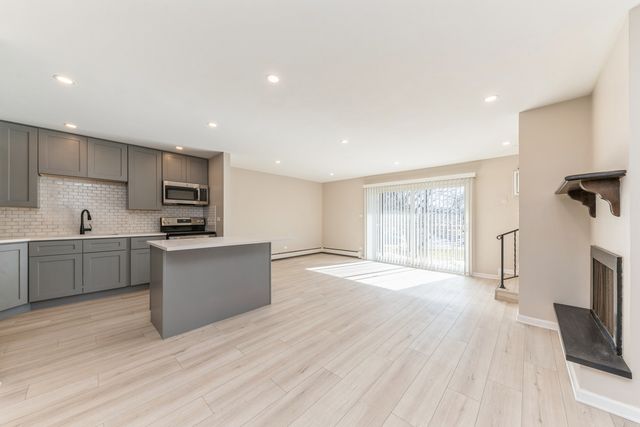 751 S Dwyer Avenue D, Arlington Heights, IL 60005