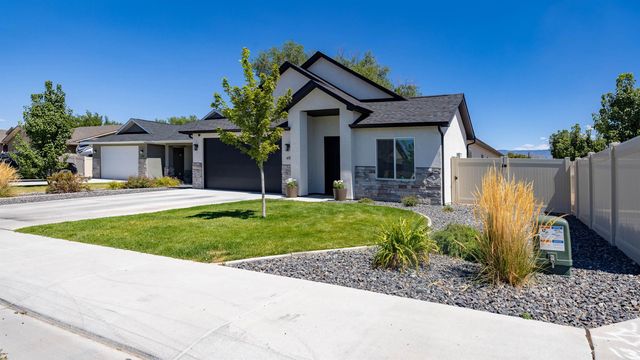 450 Fox Meadows Court, Grand Junction, CO 81504