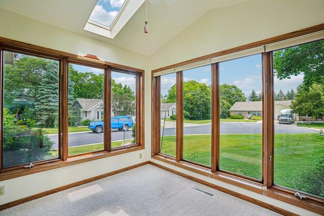 1833 Hilltop DRIVE, West Bend, WI 53095