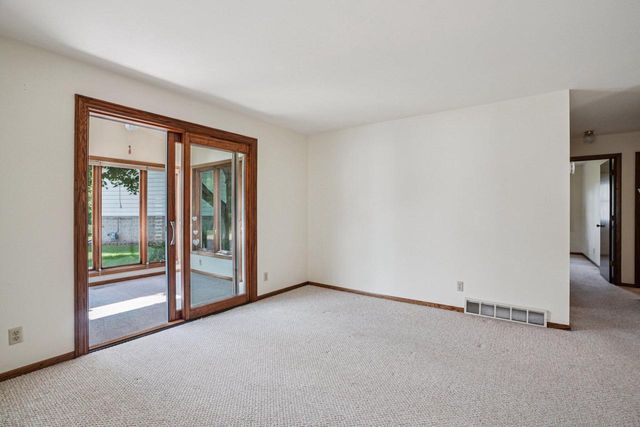 1833 Hilltop DRIVE, West Bend, WI 53095