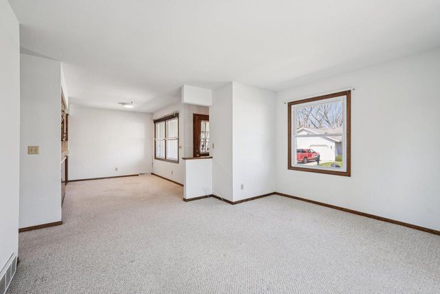 1833 Hilltop DRIVE, West Bend, WI 53095