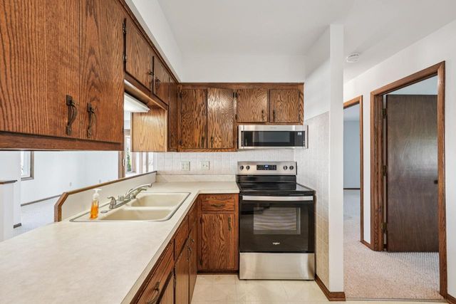 1833 Hilltop DRIVE, West Bend, WI 53095