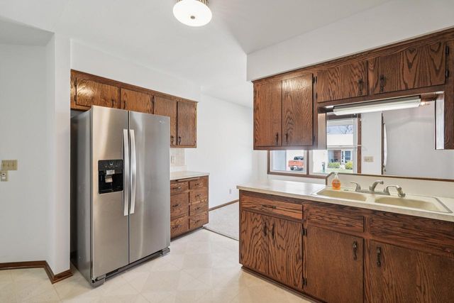 1833 Hilltop DRIVE, West Bend, WI 53095